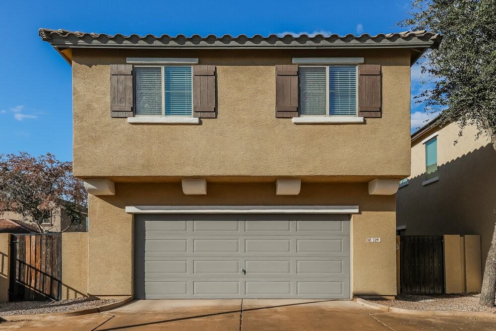 129 E Catclaw St - Photo 4 of 17