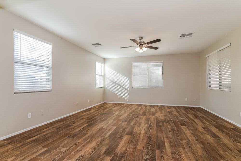 129 E Catclaw St - Photo 5 of 17