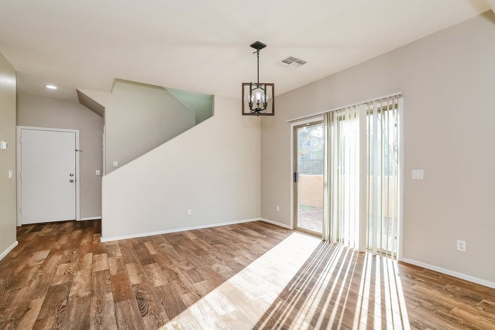 129 E Catclaw St - Photo 7 of 17