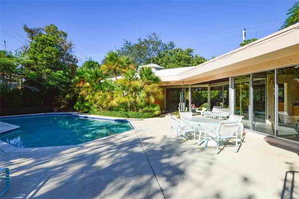 2132 Bayview Dr - Photo 2 of 14