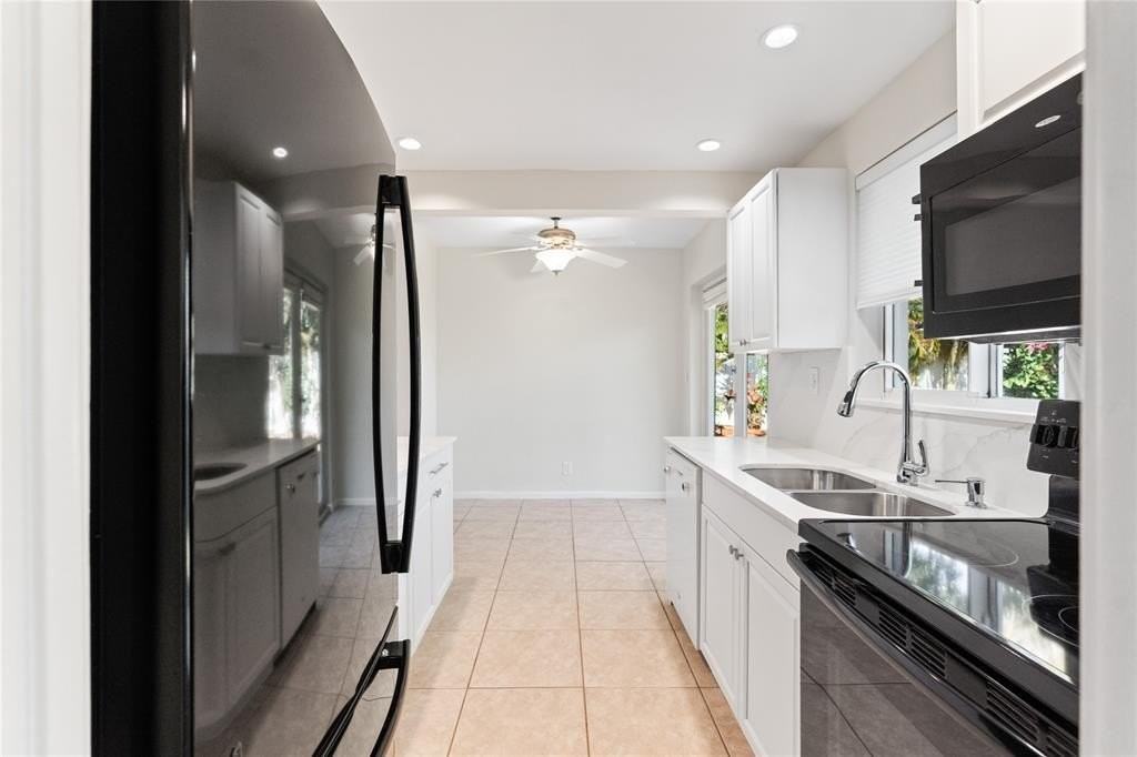 2616 Middle River Dr - Photo 3 of 40