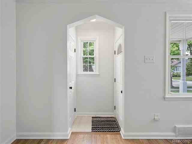 1027 S Wilson Ave - Photo 3 of 34