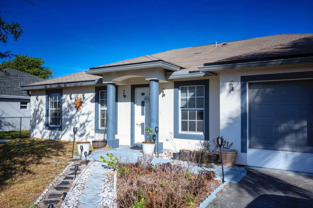 707 707 NW Nw Floresta Drive Drive - Photo 2 of 32