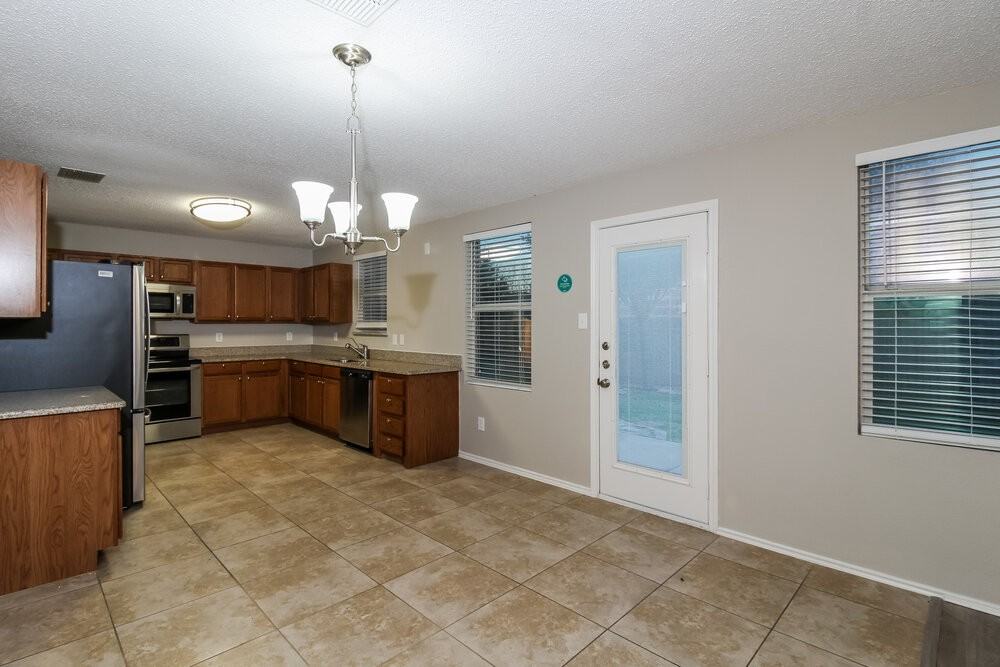 1808 Lariat Dr - Photo 6 of 17