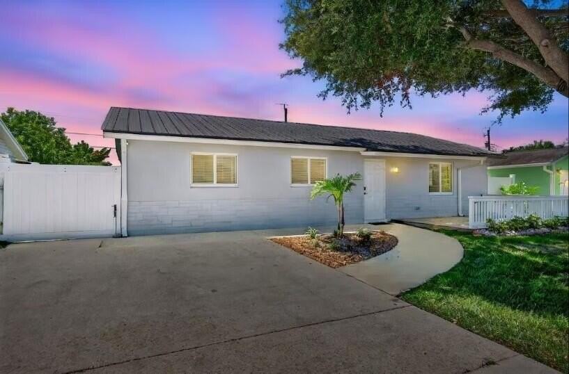 516 E Whitney Dr - Photo 2 of 47