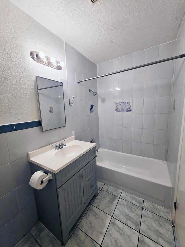 4056 Van Dyke Ave Apt 4 #4 - Photo 7 of 18