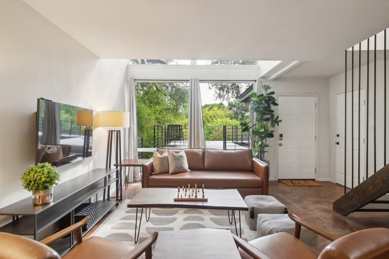 1501 Rockdale Cir #B - Photo 2 of 32