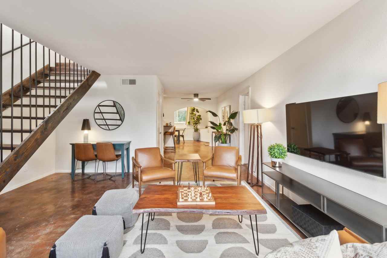 1501 Rockdale Cir #B - Photo 3 of 32