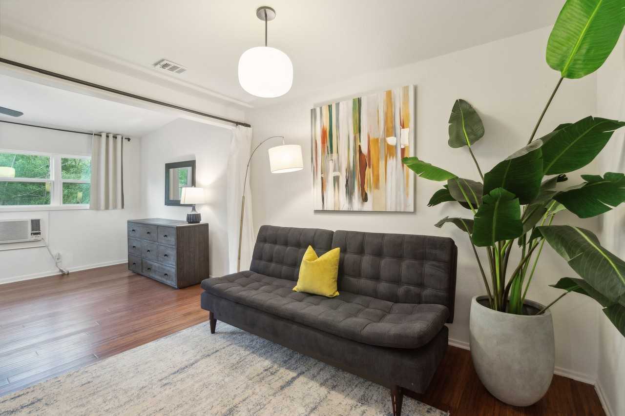 1501 Rockdale Cir #B - Photo 4 of 32