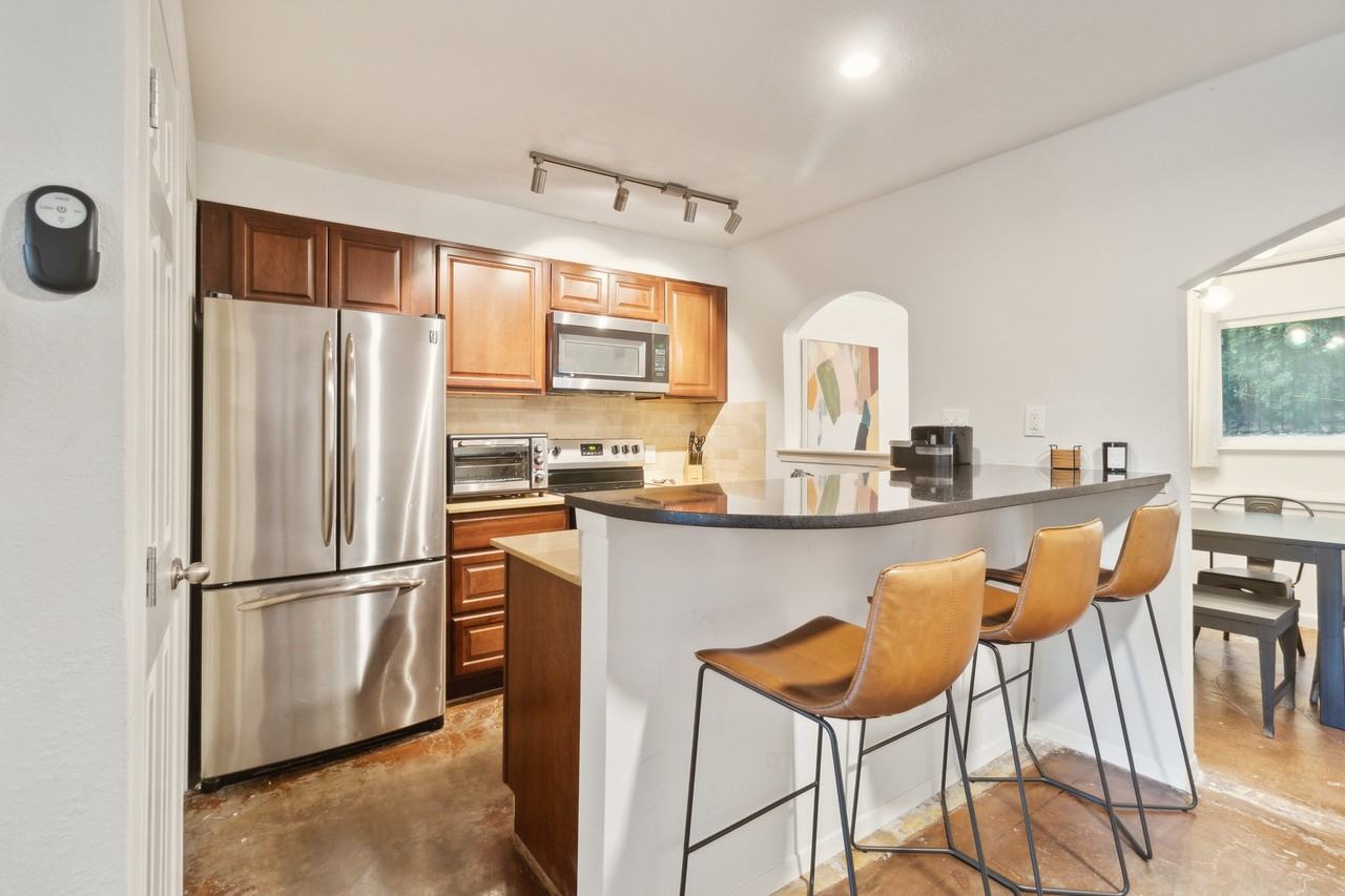 1501 Rockdale Cir #B - Photo 6 of 32