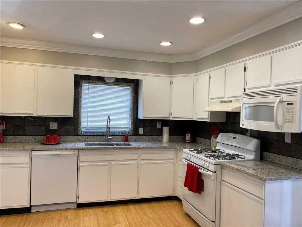 481 Pine St - Photo 4 of 23