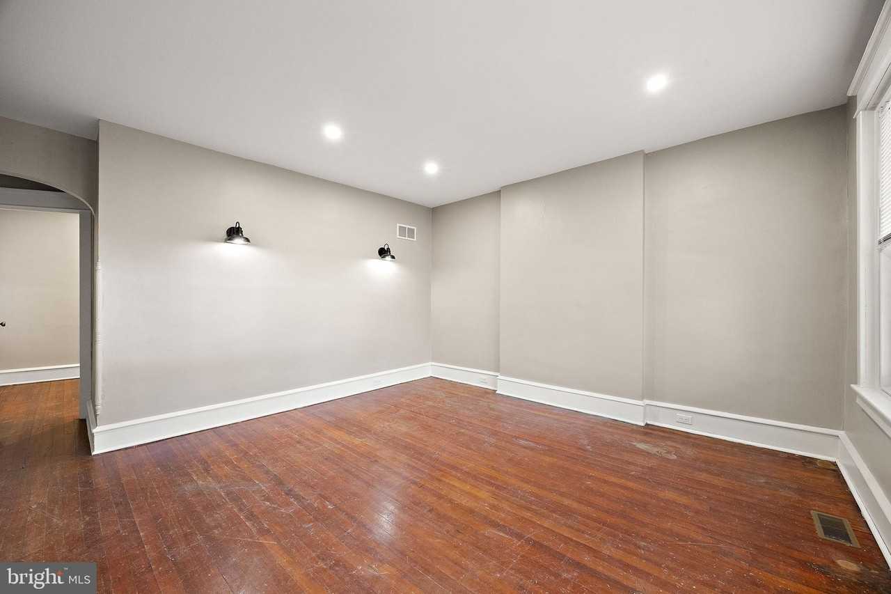 1522 W 7th St Apt 1 #1 - Photo 3 of 14