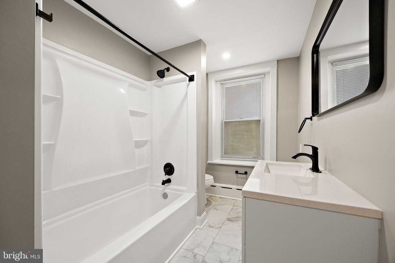 1522 W 7th St Apt 1 #1 - Photo 6 of 14