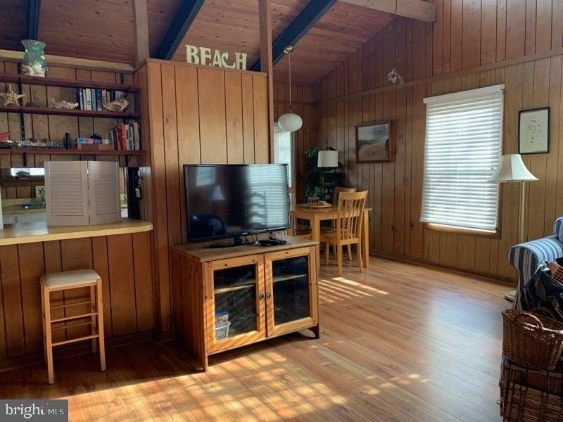 607 Collins St - Photo 4 of 13