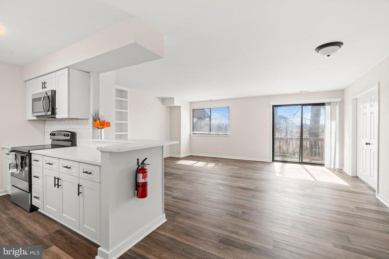 1210 Thackery Ct - Photo 4 of 18