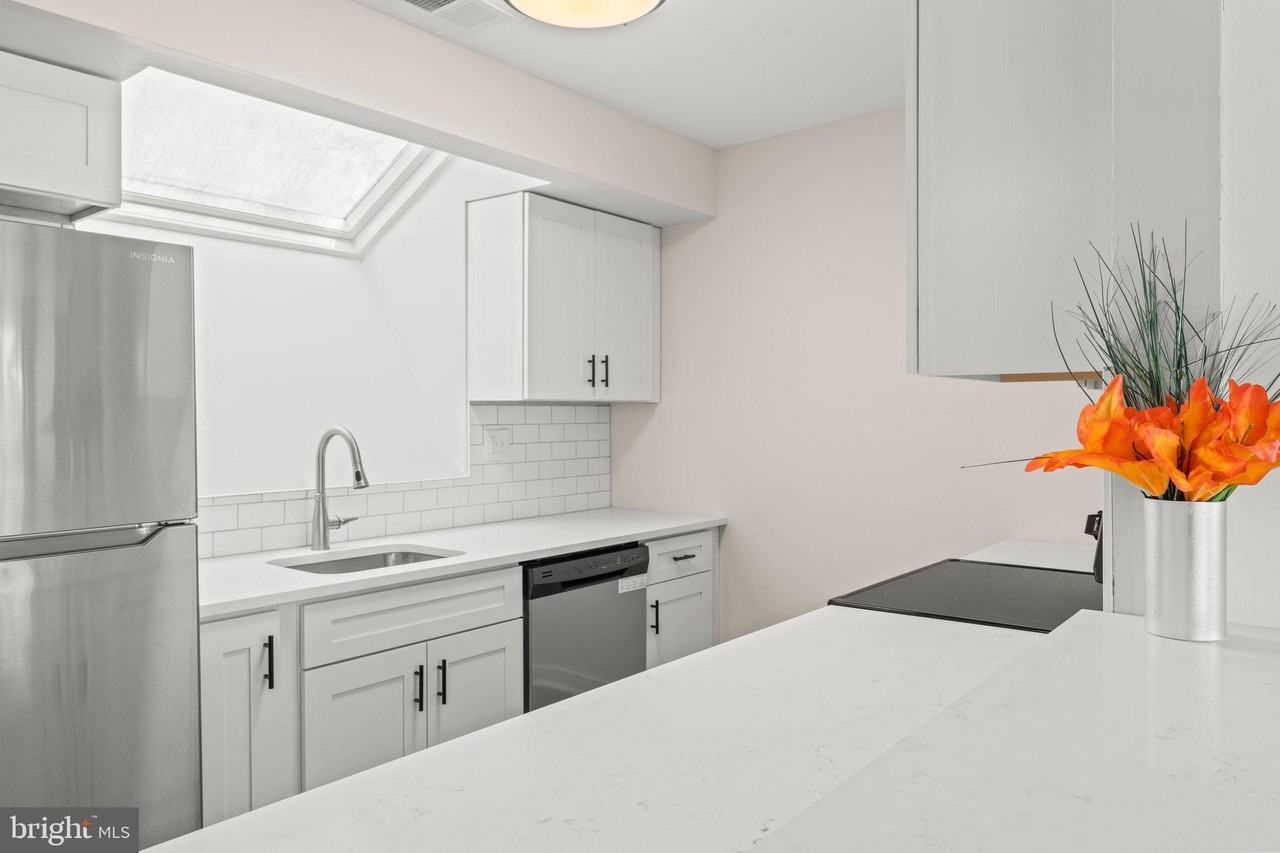 1210 Thackery Ct - Photo 5 of 18