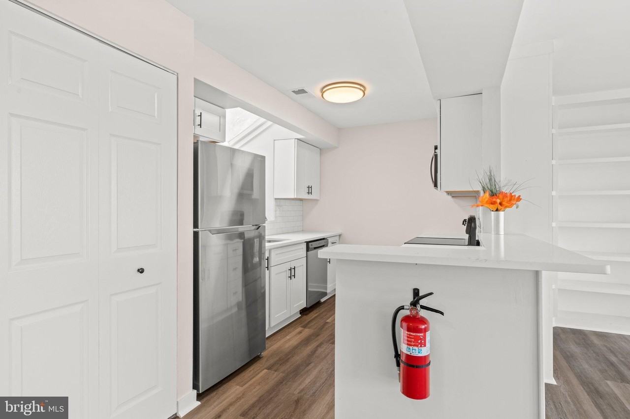 1210 Thackery Ct - Photo 6 of 18