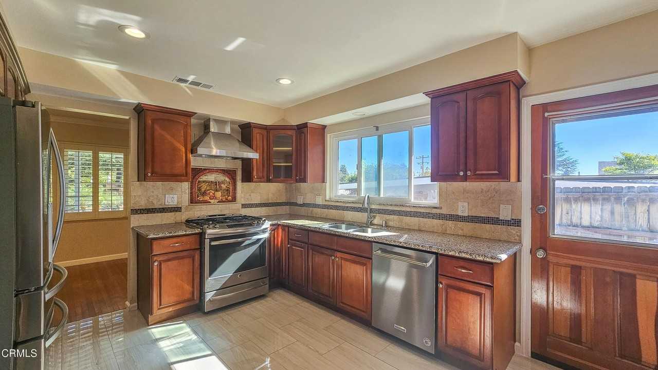 4723 Rockland Pl - Photo 6 of 27