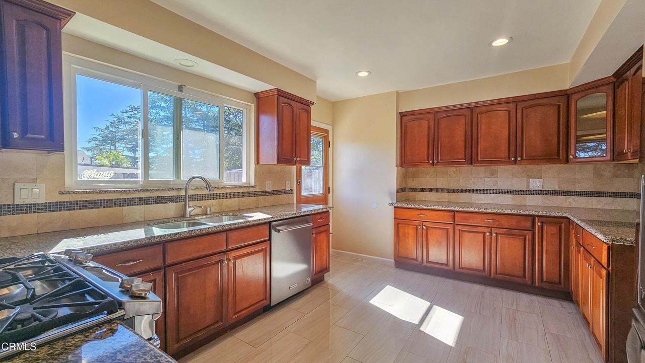 4723 Rockland Pl - Photo 7 of 27