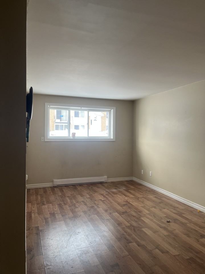 615 Chalmers Crt #5 - Photo 3 of 6