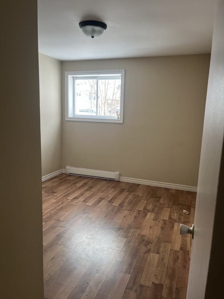 615 Chalmers Crt #5 - Photo 4 of 6