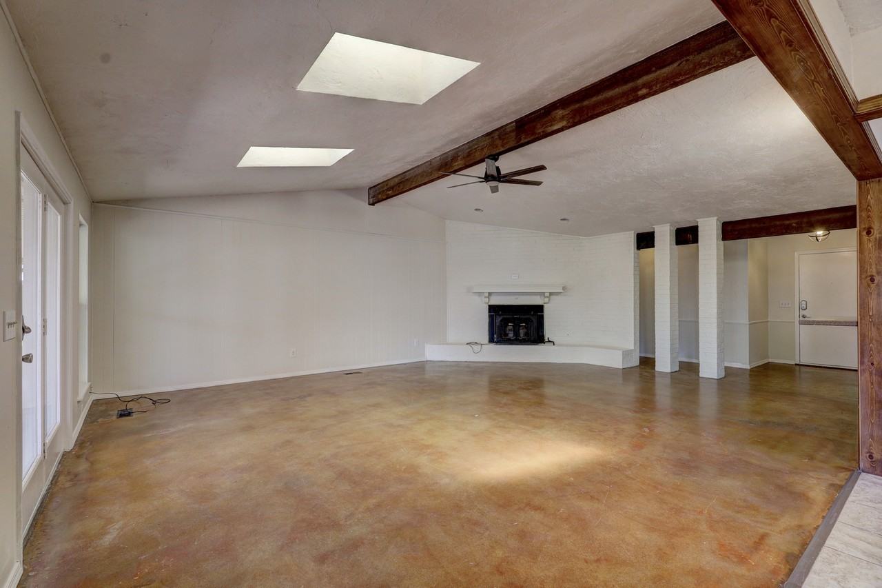 1008 E 11th St #1 - Photo 3 of 10