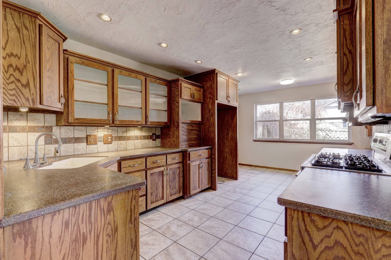 1008 E 11th St #1 - Photo 4 of 10