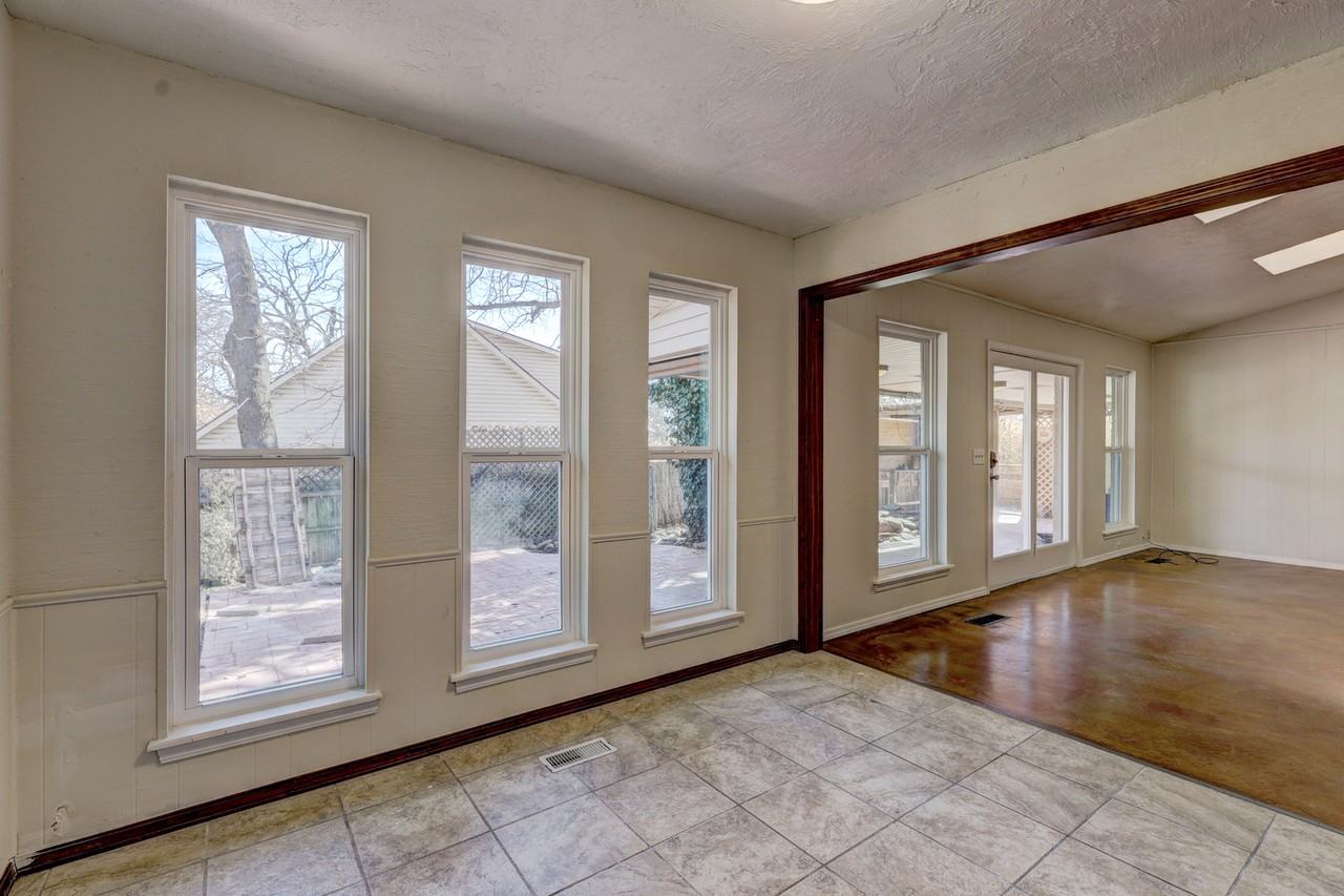 1008 E 11th St #1 - Photo 6 of 10