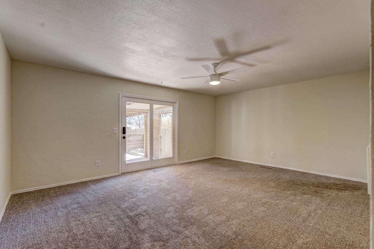 1008 E 11th St #1 - Photo 7 of 10