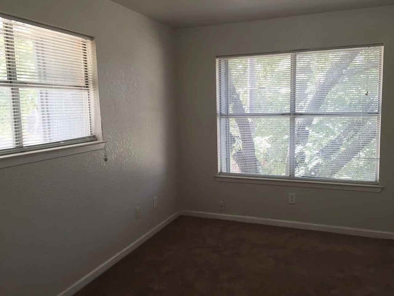 1900 Sandy Ct Apt B - Photo 4 of 5