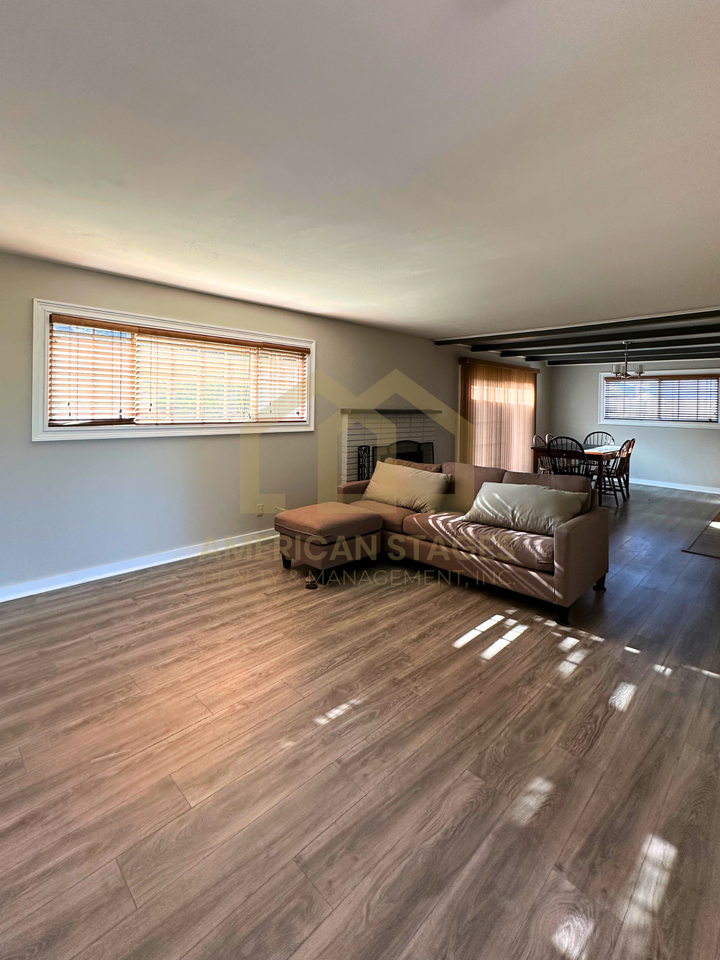 300 S 2nd St #1 - Photo 4 of 17