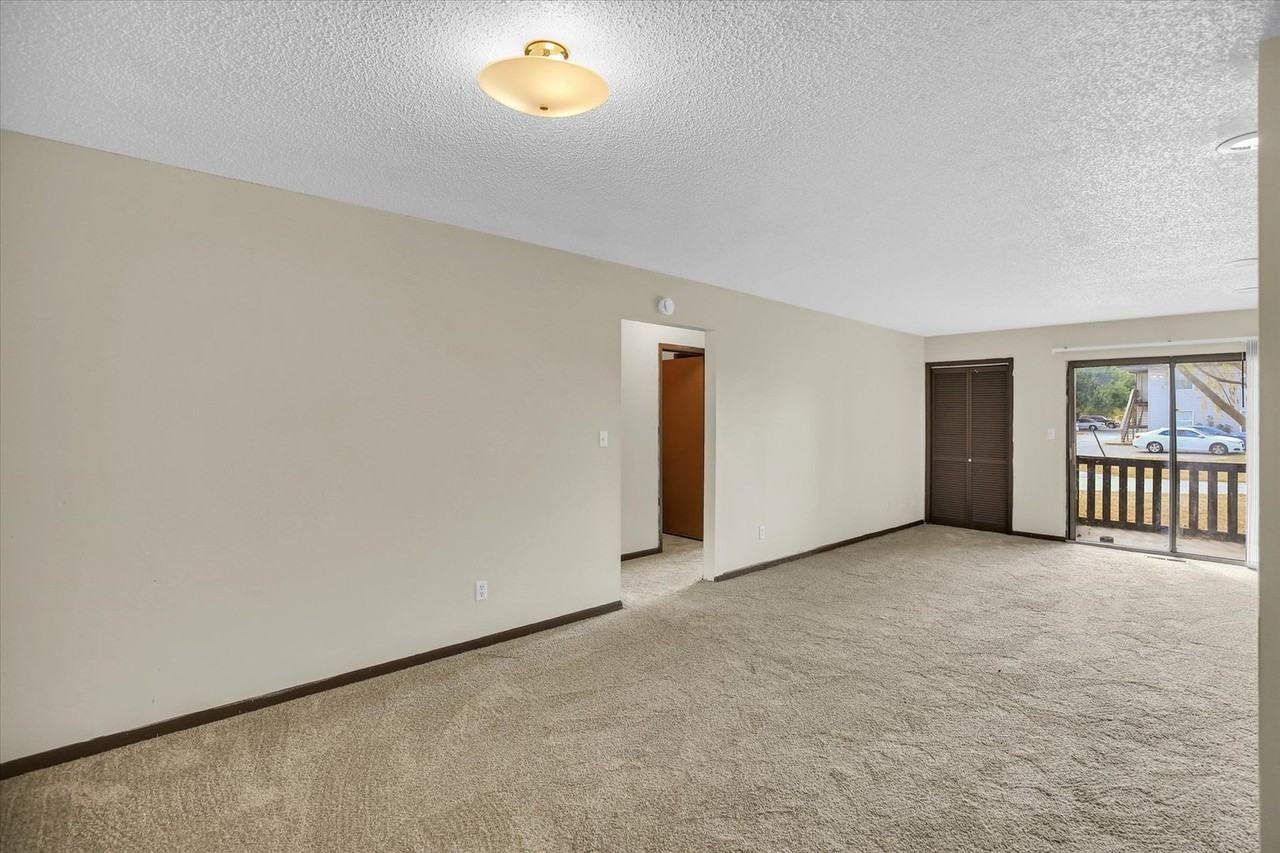 243 Keystone Dr #18 - Photo 3 of 16