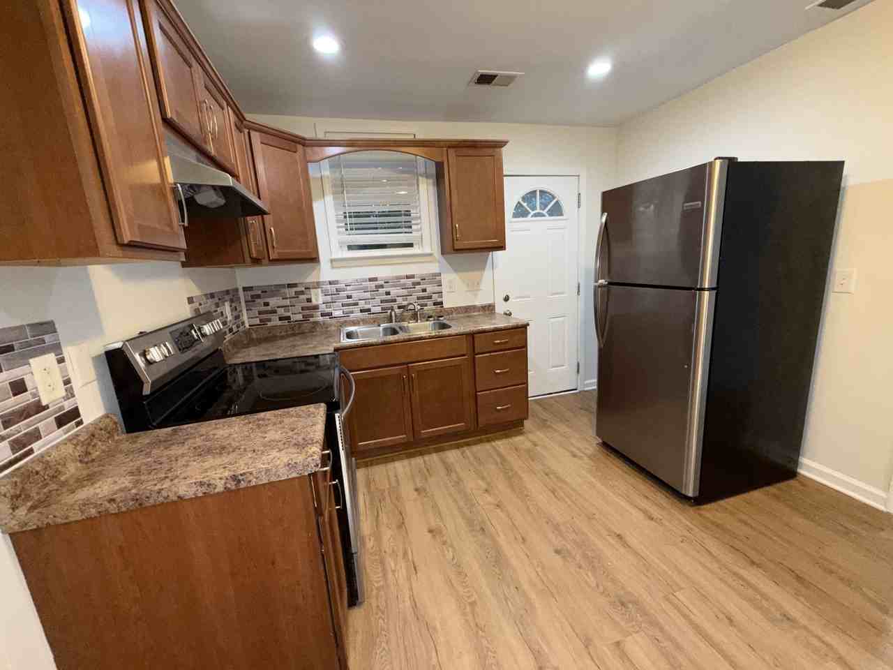 212 Romney St #1 - Photo 4 of 24