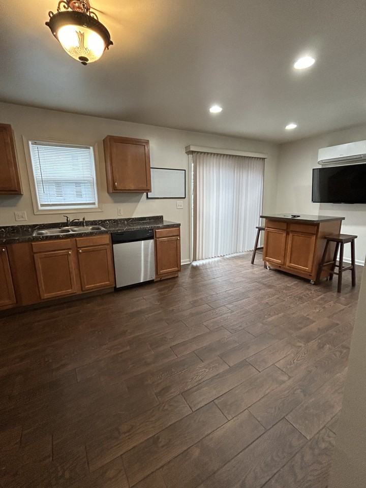 426 3rd St #C - Photo 2 of 10