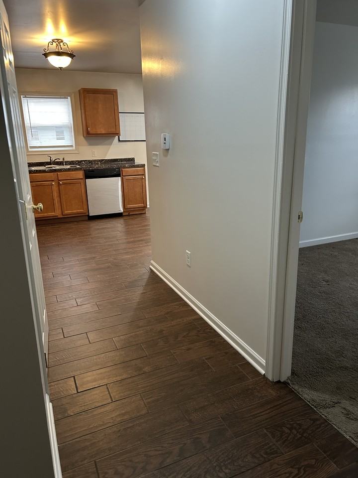 426 3rd St #C - Photo 3 of 10