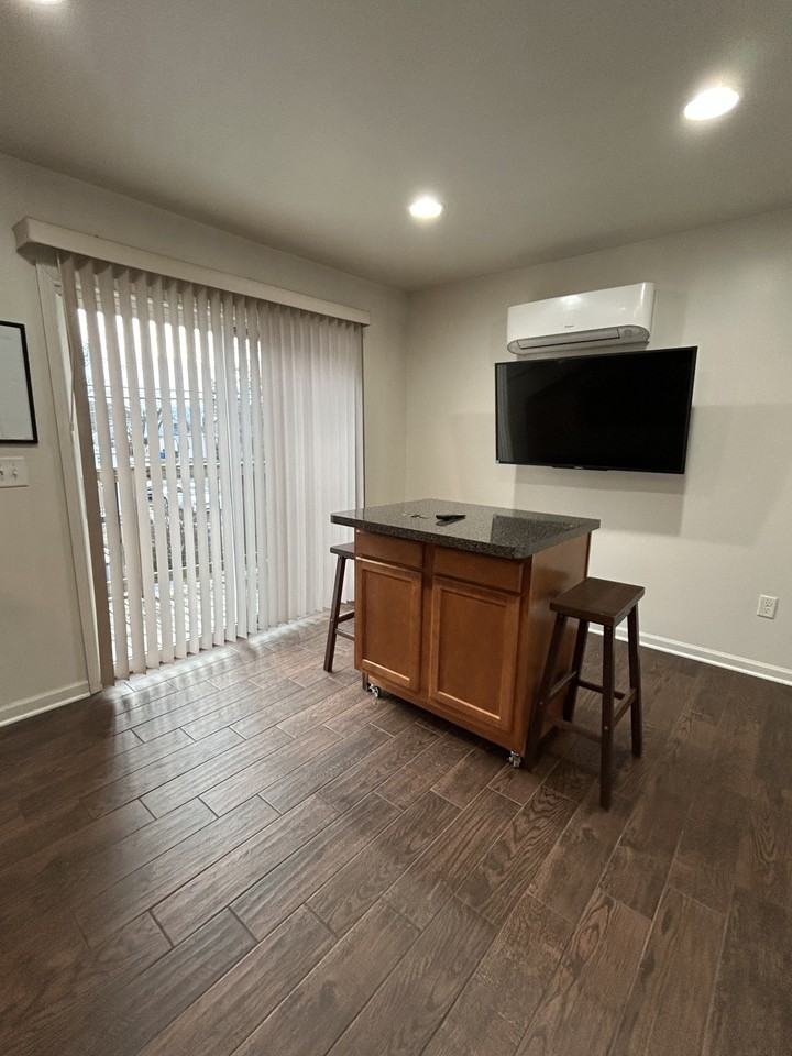 426 3rd St #C - Photo 4 of 10