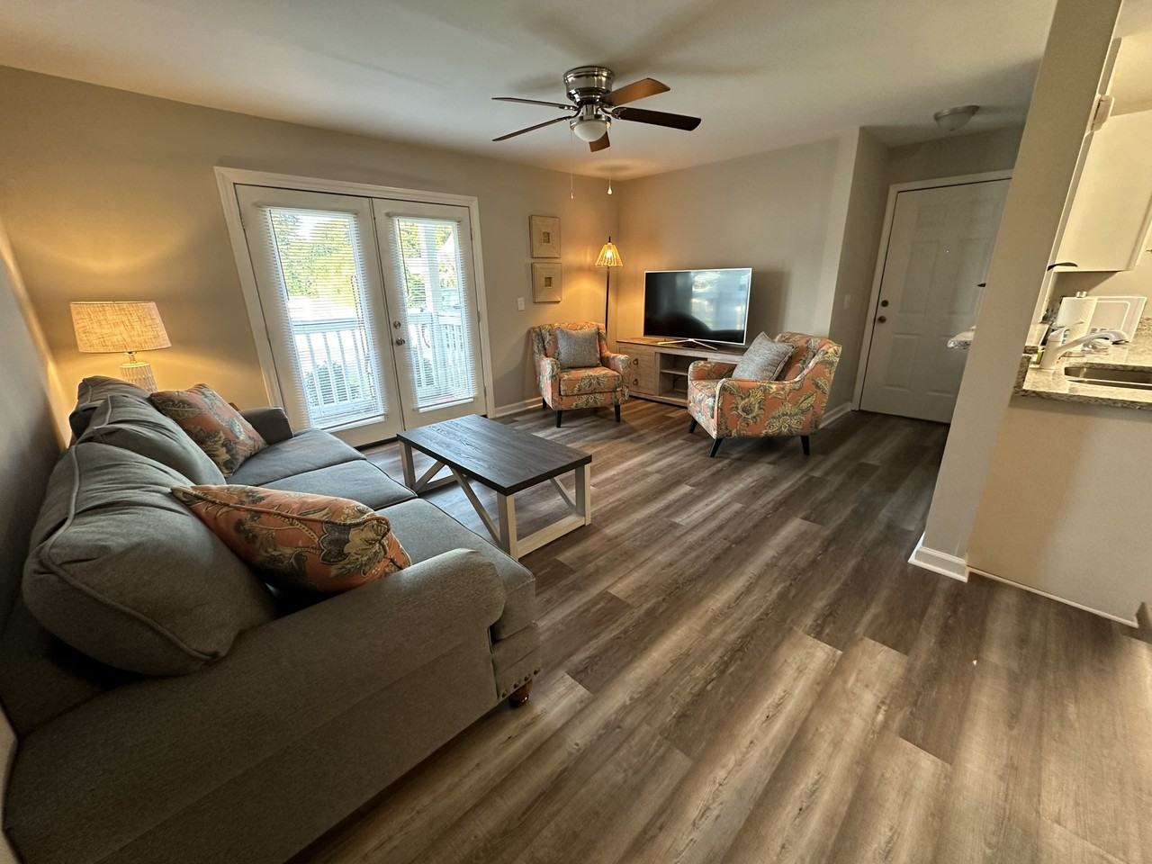 403 S Thomas Rd #D - Photo 2 of 11