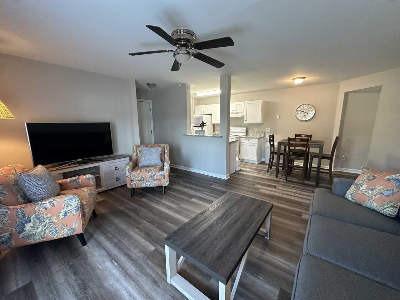 403 S Thomas Rd #D - Photo 4 of 11