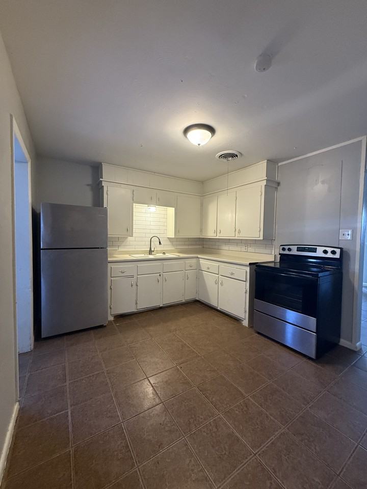 1711 66th St #A - Photo 3 of 11