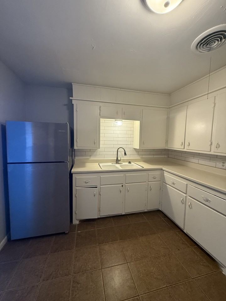 1711 66th St #A - Photo 4 of 11