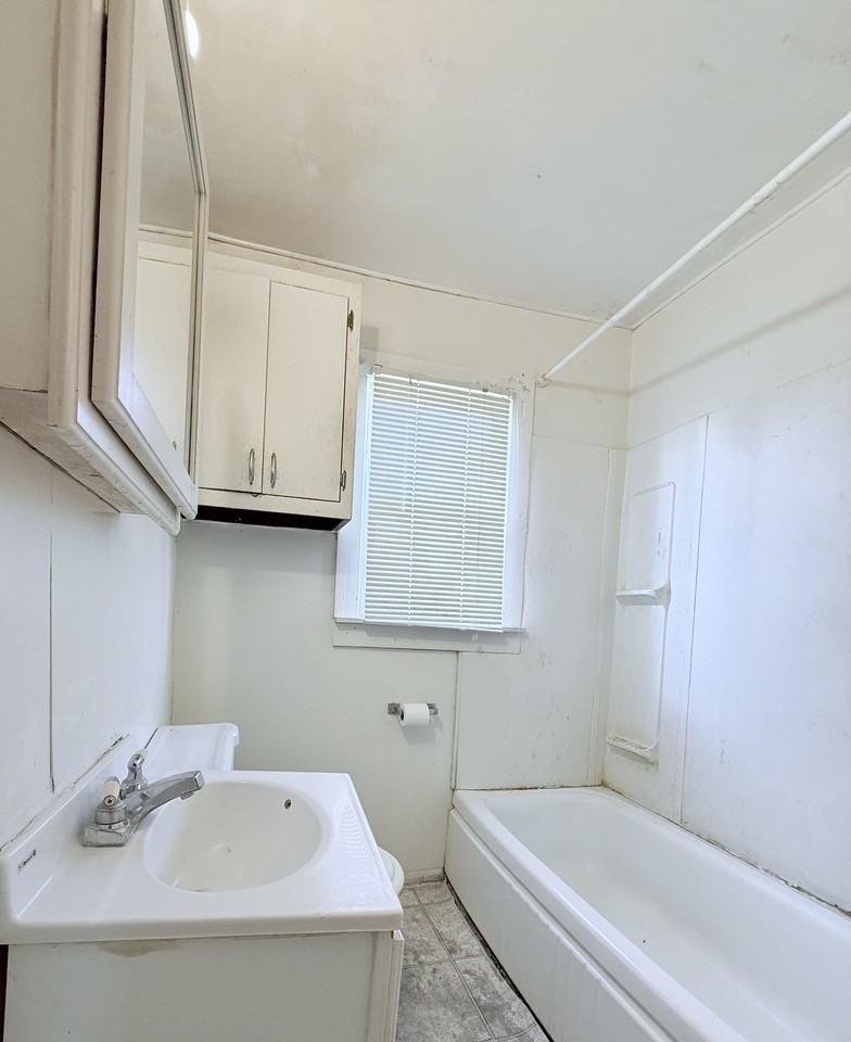 610 W Main St #1 - Photo 5 of 7