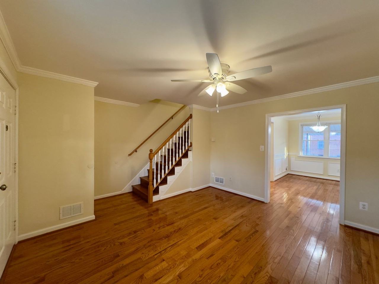 429 Oakwood Rd - Photo 4 of 22