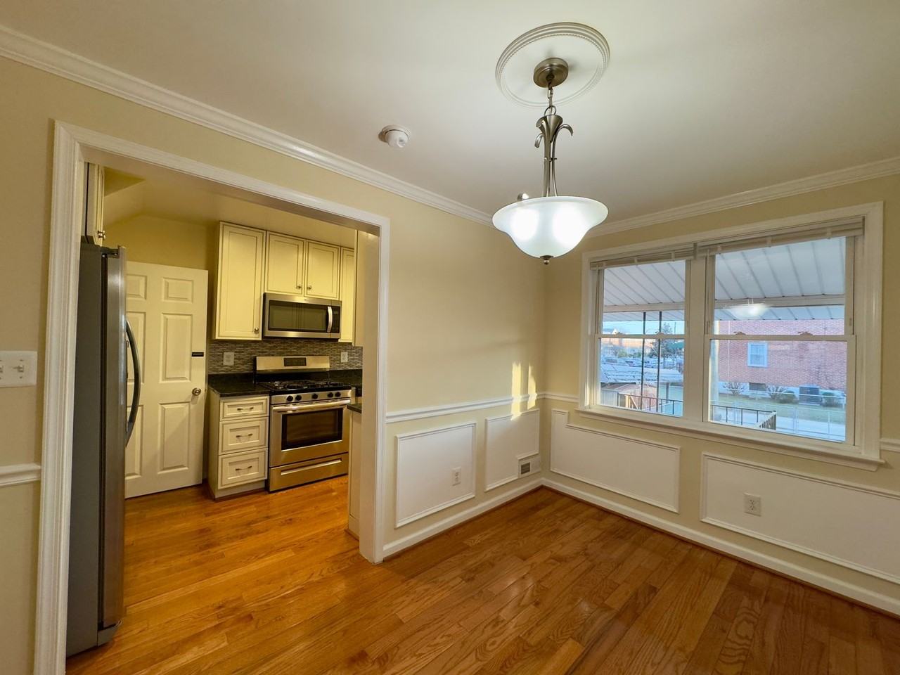 429 Oakwood Rd - Photo 5 of 22