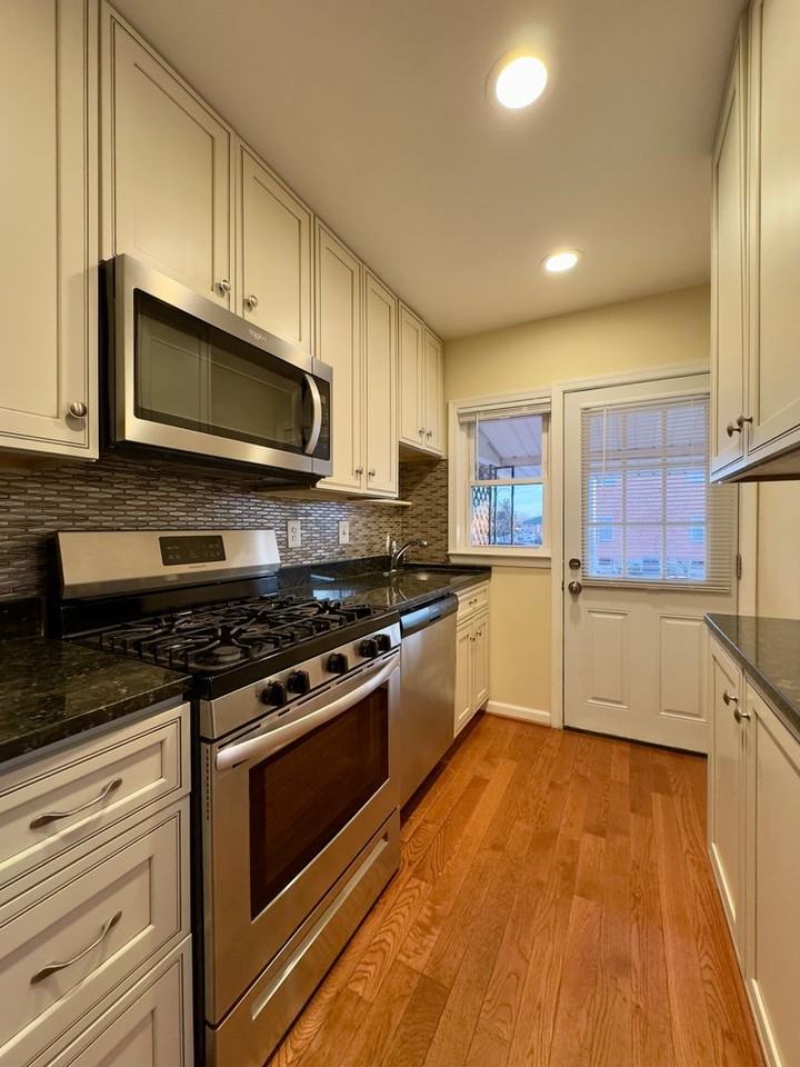 429 Oakwood Rd - Photo 6 of 22