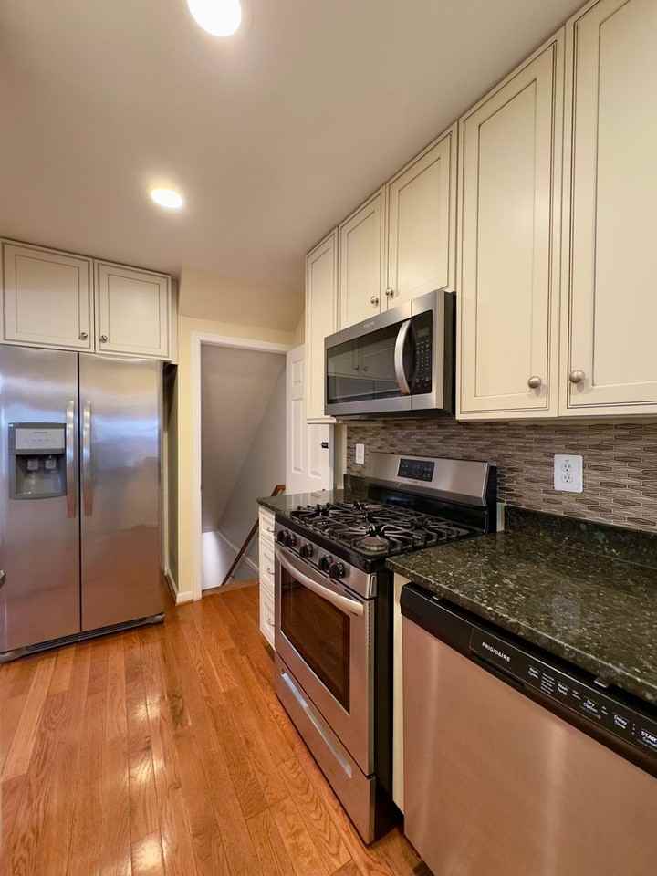 429 Oakwood Rd - Photo 7 of 22