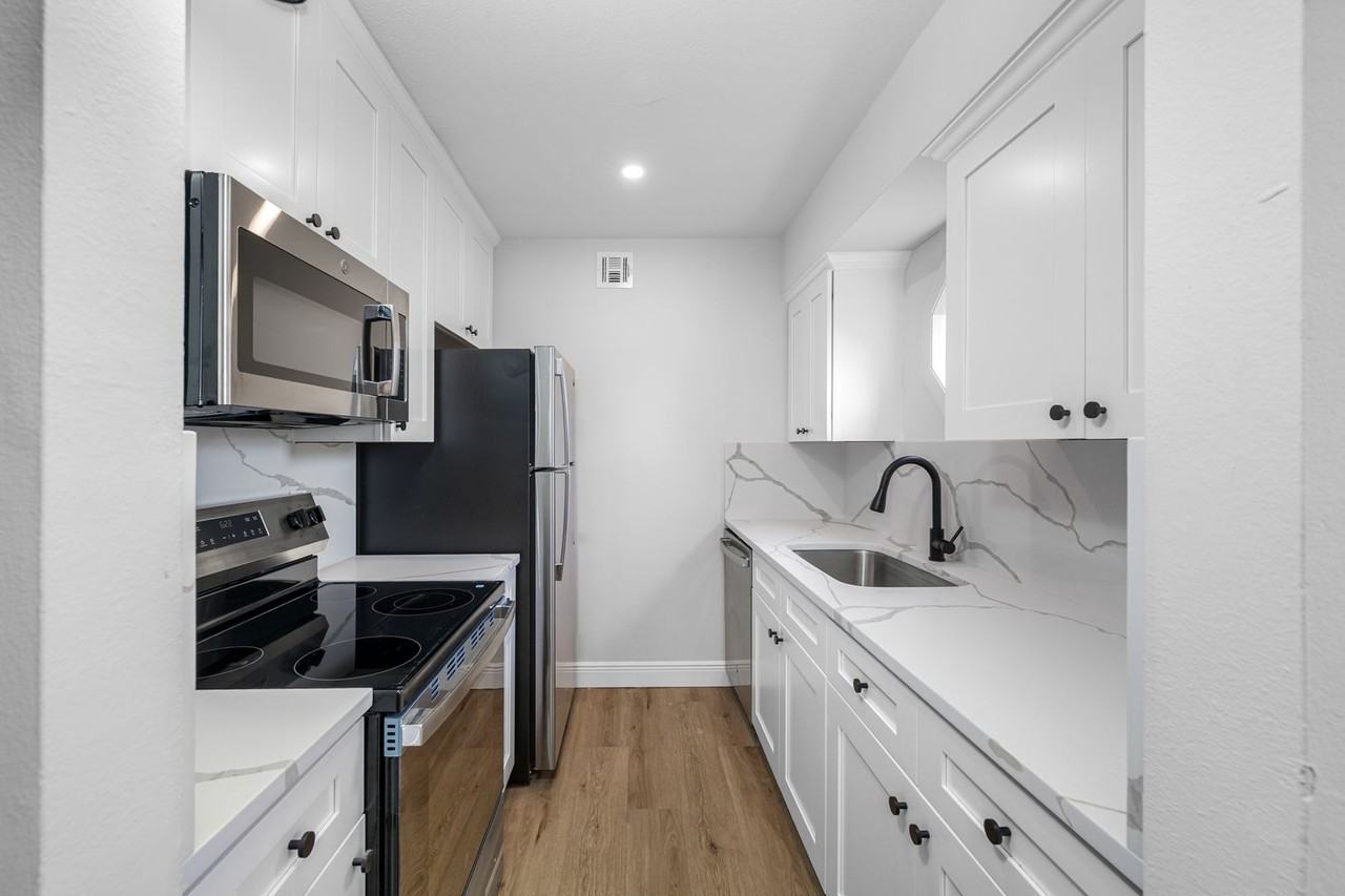 Bardmoor Flats - Photo 2 of 32