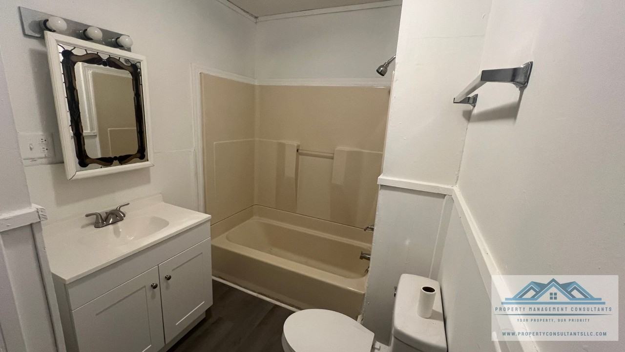 233 N Royal Ave #1 - Photo 2 of 12