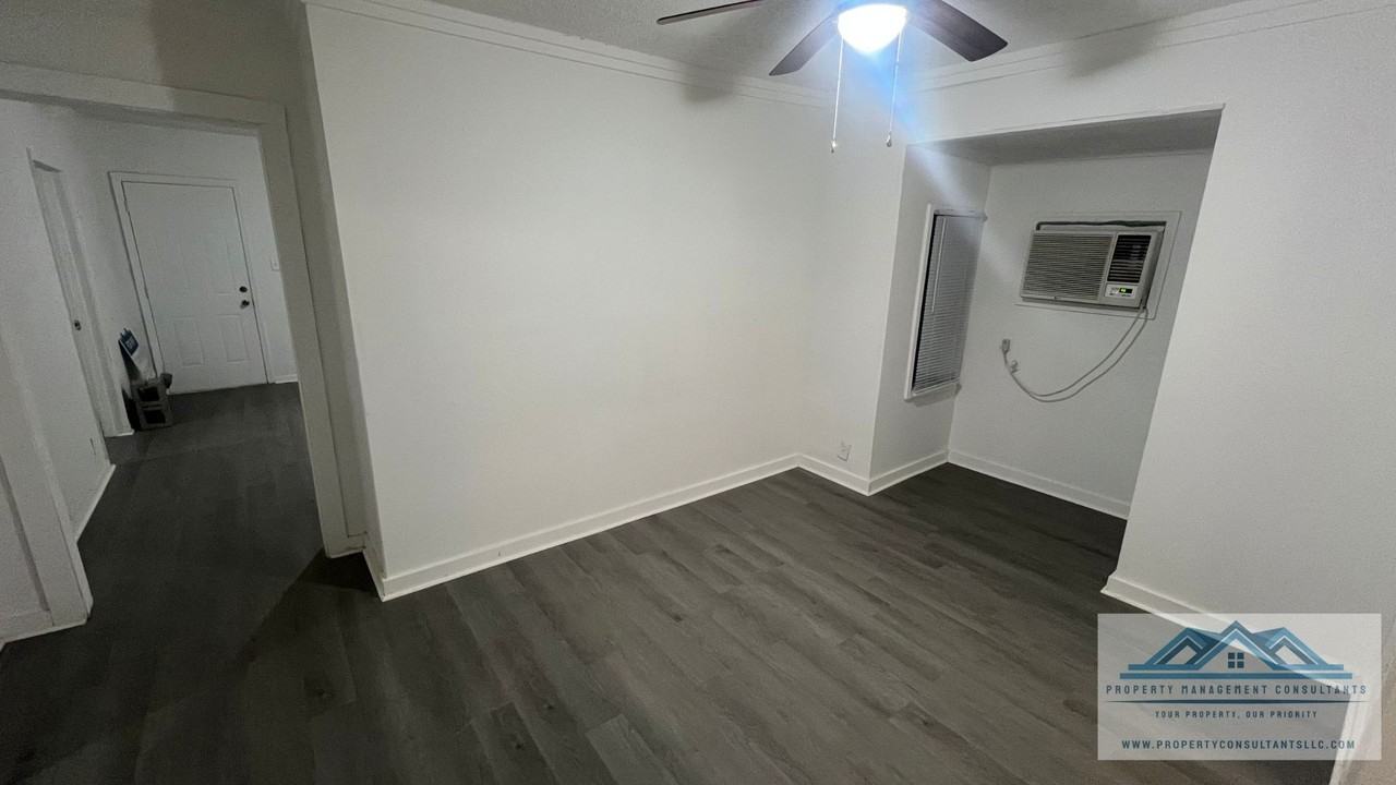 233 N Royal Ave #1 - Photo 3 of 12