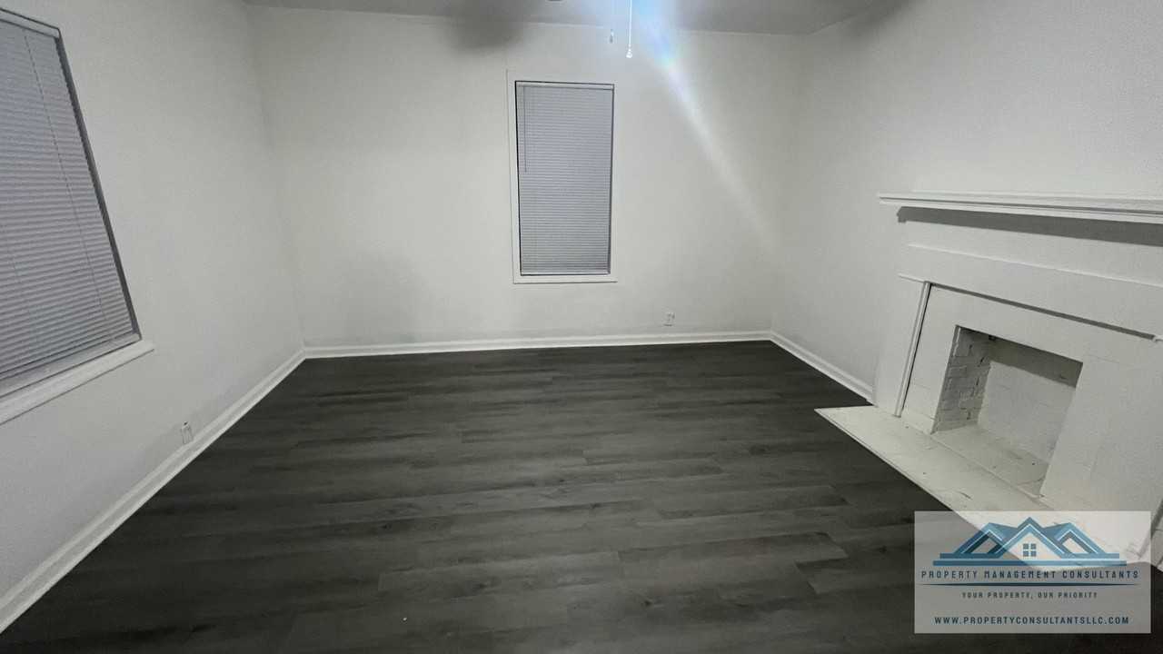 233 N Royal Ave #1 - Photo 4 of 12