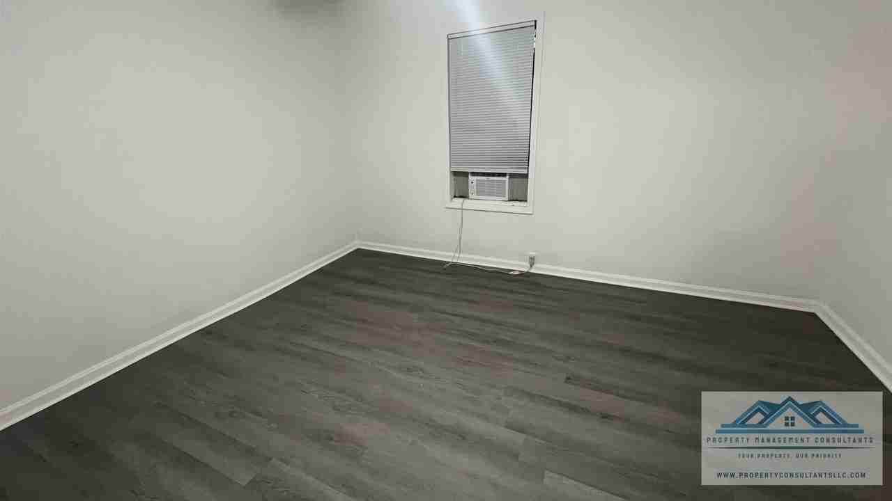 233 N Royal Ave #1 - Photo 5 of 12